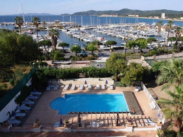 Auberge de la Calanque pool and view